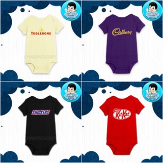 แบรนด์ช็อกโกแลตที่กําหนดเอง พิมพ์ลายบน Baby Onesie (Toblerone, Cadbury, Snickers, Kitkat) 9OAT