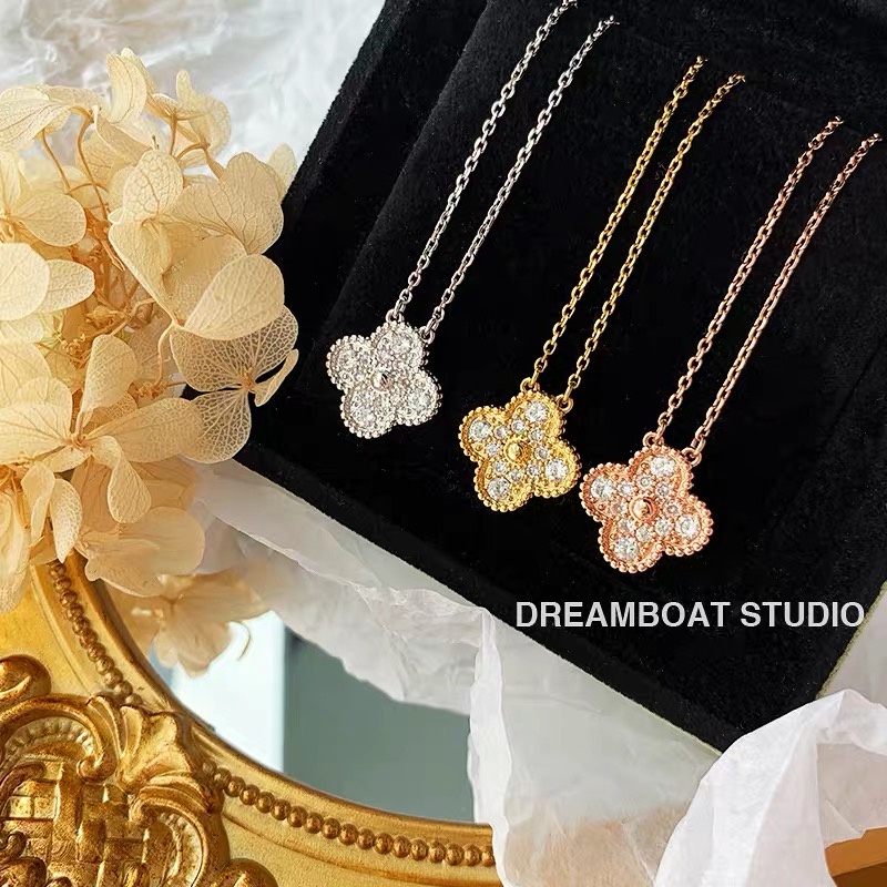 Diamond-Studded Lucky Four-Leaf Clover สร้อยคอแฟชั่น Niche ประณีตไทเทเนียมเหล็กเครื่องประดับหญิงของขวัญวันหยุด Must-Have