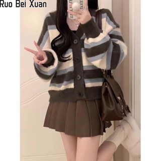 Ruo Bei Xuan สไตล์สาวเครื่องเทศสั้นใหม่ของผู้หญิงเสื้อคาร์ดิแกนถักลายหลวมเสื้อกันหนาวคอวี