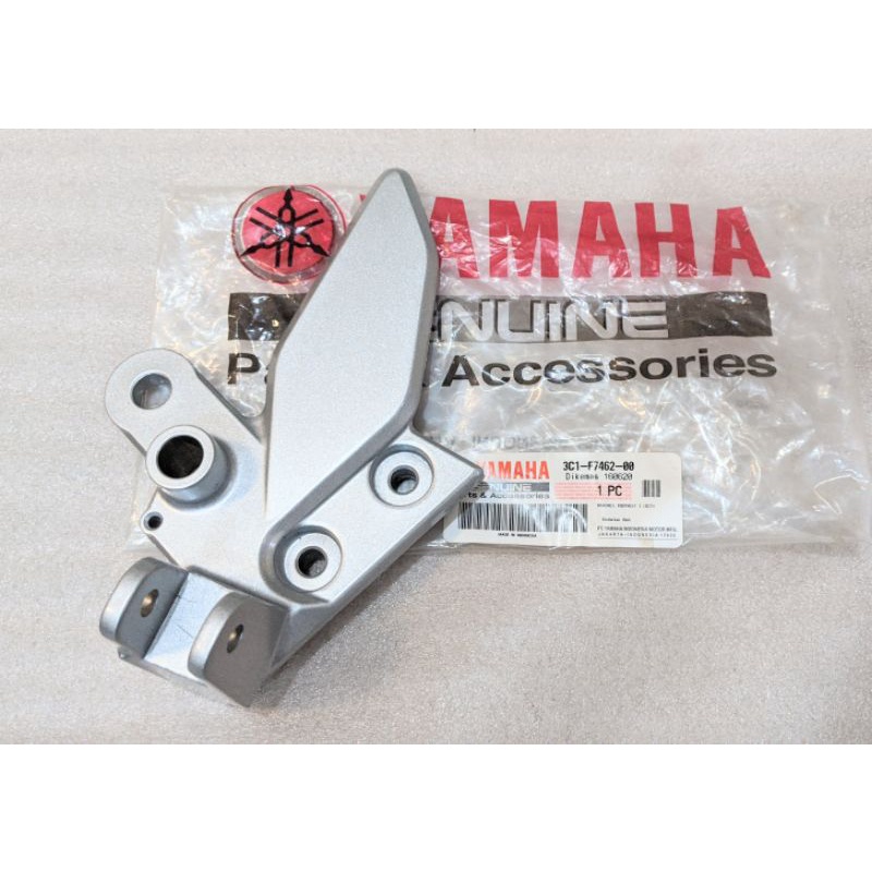 Footstep Step Mount ด้านหน้าขวาซ้าย Vixion เก่า Original Yamaha อะไหล่แท้ 3C1-F7462-00 3C1-F7452-00