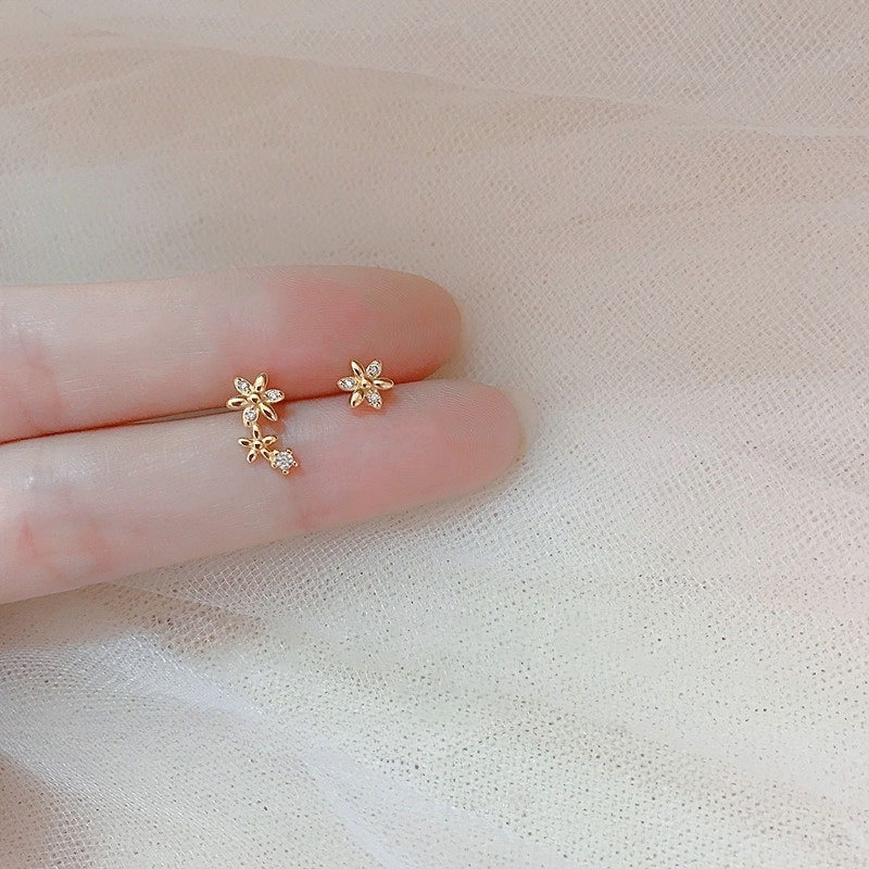 ไม่สมมาตรZircon ดอกไม้ Stud Earings สําหรับผู้หญิงเจาะ Earings สําหรับผู้หญิงชุด Hikaw Earings สําหร