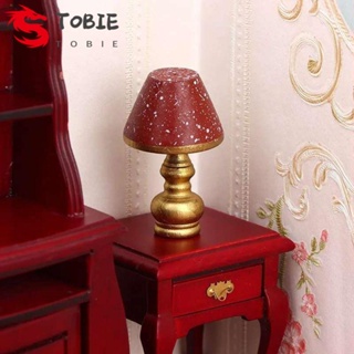 Tobie โคมไฟตั้งโต๊ะ สีแดง เฟอร์นิเจอร์ข้างเตียง โมเดล 1:12 บ้านตุ๊กตาจิ๋ว น่ารัก ตกแต่งสวน ของเล่นรังนก โมเดลบ้านตุ๊กตาไม้ อุปกรณ์เสริม