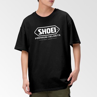 Attitude Japan SHOEI เสื้อยืดคอกลม แขนสั้น ลายหมวกกันน็อคแข่งรถจักรยานยนต์ สีดํา และสีขาว