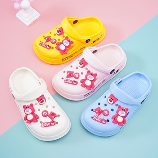 รองเท้าแตะลําลอง EVA ลายการ์ตูน Strawberry Bear Crocs น่ารัก สําหรับเด็กผู้ชาย และเด็กผู้หญิง