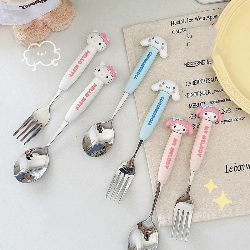 Sanrio 304 ช้อนสแตนเลสส้อมสร้างสรรค์เด็กนักเรียนน่ารักการ์ตูนช้อน Cinnamoroll Melody ชุดบนโต๊ะอาหารแบบพกพา
