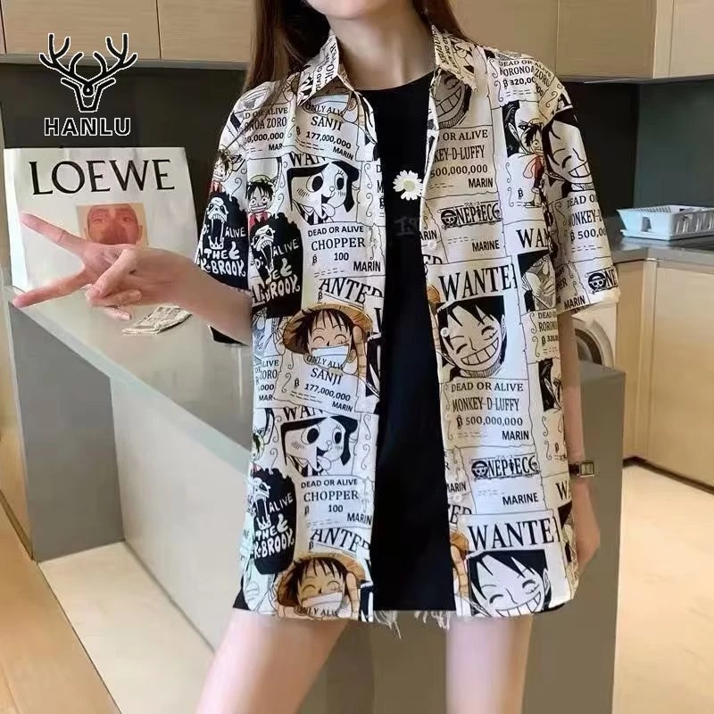 HANLU สื้อเชิ้ตผู้ชาย สไตล์มังงะ ใหม่ เสื้อเชิ้ตแขนสั้นฮาราจูกุทรงหลวมพอดีตัวแฟชั่นอินเทรนพิมพ์ลาย วันพีซลูฟี่