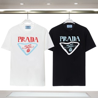 ขายดีที่สุด PR&amp;*D*A เสื้อยืดแขนสั้น ผ้าฝ้าย ทรงสามเหลี่ยม พิมพ์ลายตัวอักษร พลัสไซซ์ สําหรับผู้ชาย และผู้หญิง