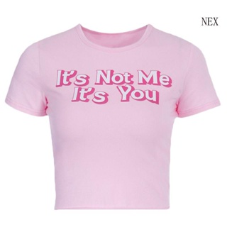 Nex เสื้อครอปท็อป แขนสั้น เข้ารูป พิมพ์ลายตัวอักษร Its Not Me Its You สีชมพู สําหรับผู้หญิง