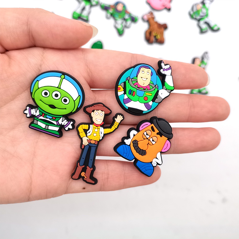 การ์ตูนน่ารัก Buzz Lightyear Series Crocs อุปกรณ์เสริม Jibbitz สําหรับ Crocs Hoes ดอกไม้สวนรองเท้าอุปกรณ์เสริมหัวเข็มขัดรองเท้าเด็กของขวัญ