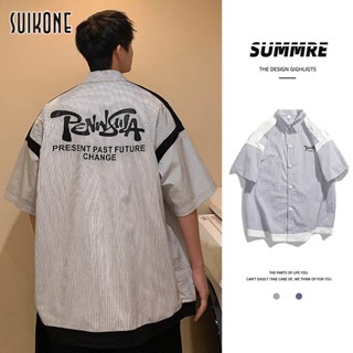 Suikone   ใหม่ เสื้อเชิ้ตแขนสั้นลายทางสไตล์ฮ่องกงย้อนยุคสําหรับผู้ชายสไตล์ญี่ปุ่นหลวมแฟชั่นปักลายปักใส่ได้ทั้งชายและหญิง