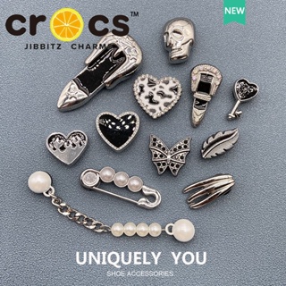 Jibbitz crocs charms หัวเข็มขัดโลหะ รูปหัวกะโหลก ดอกไม้ อุปกรณ์เสริม สําหรับรองเท้า DIY 2023