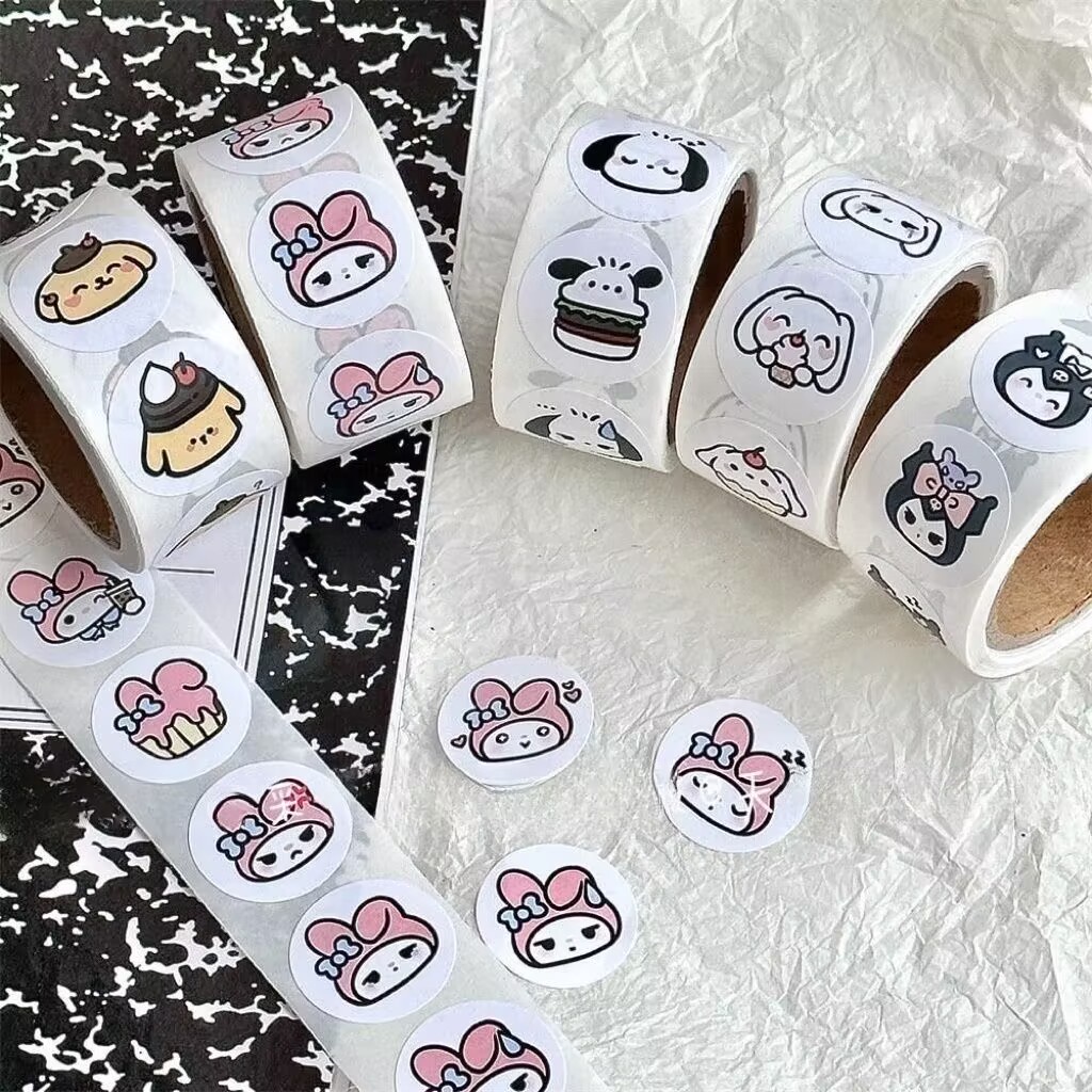 SANRIO 200ชิ้น/ม้วน ซานริโอ สติกเกอร์วัสดุตกแต่ง ซินนามอนโรล ปิดผนึกสติกเกอร์ซองจดหมายปิดสติกเกอร์ลายจุดสติกเกอร์ป้าย