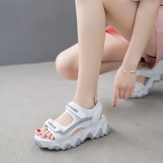 รองเท้าแตะกีฬา พื้นหนาใส่สบาย เรียบง่ายและมีสไตล์