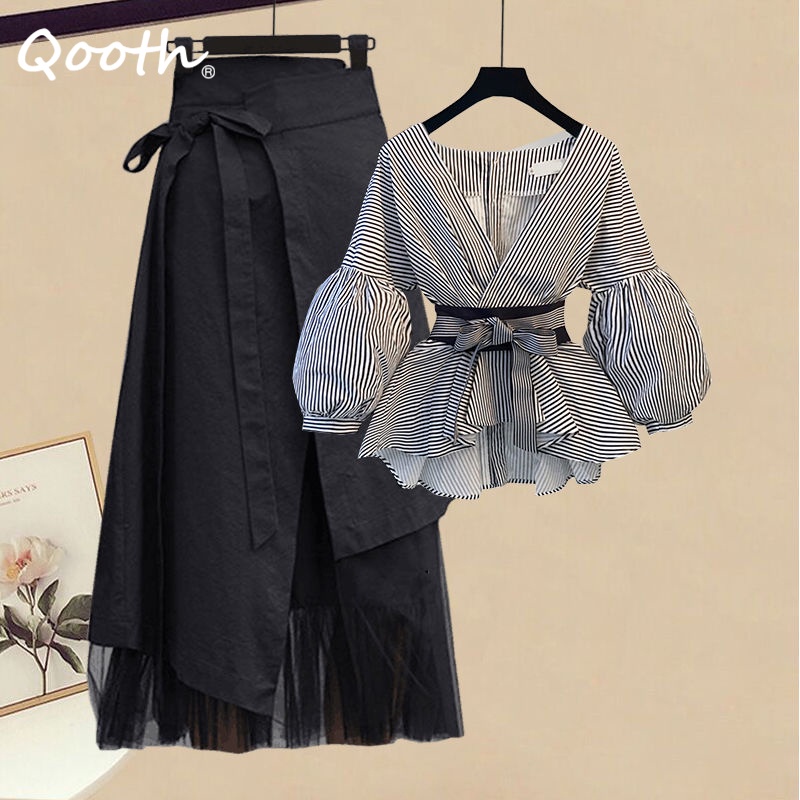 Qooth ชุดเสื้อเบลาส์ กระโปรงยาว คอวี ผ้าตาข่าย หรูหรา สําหรับสตรี สองชิ้น ไซซ์ M-4XL QT2188