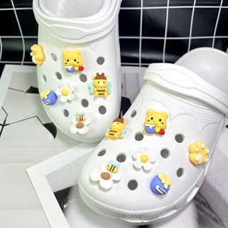 เข็มกลัด รูปอุ้งเท้าหมี หมีพูห์ สําหรับตกแต่งรองเท้า Crocs Honey Jibbits