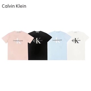 【พร้อมส่ง】ของแท้ 100% เสื้อคอกลม แขนสั้น ปักลาย Calvin Klein monogrammed ทรงหลวม สําหรับทุกเพศ