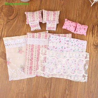 Newsandthen 1 ชุด 1:12 บ้านตุ๊กตาจิ๋ว เตียงห้าชิ้น ชุดผ้าปูที่นอนลูกไม้ ผ้าห่ม หมอน ผ้าห่ม ตกแต่งบ้านตุ๊กตา ของเล่น เครื่องประดับดี