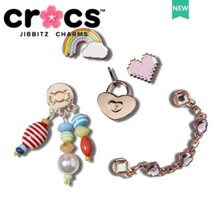 Jibbitz crocs charms หัวเข็มขัดโลหะ รูปหัวใจ สีรุ้ง คุณภาพสูง สําหรับตกแต่งรองเท้า