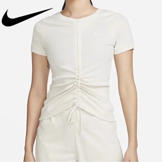 Nike ของแท้ 100% เสื้อยืดลําลอง แขนสั้น แบบผูกเชือก ระบายอากาศ พอดีตัว แฟชั่นสําหรับสตรี FB8277-104