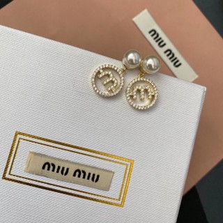 Miumiu ต่างหูสตั๊ด ไทเทเนียม โลโก้ตัวอักษร เหล็ก เครื่องประดับสําหรับผู้หญิง