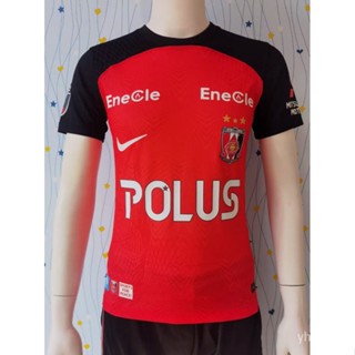 เสื้อกีฬาแขนสั้น ลายทีมผู้เล่น 23-24 Urawa red Diamonds สีแดง 00tw