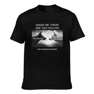 เสื้อยืด แบบนิ่ม พิมพ์ลาย Inside Me Have Are Two Wolves It Are Both Hungry ตลก สําหรับผู้ชาย