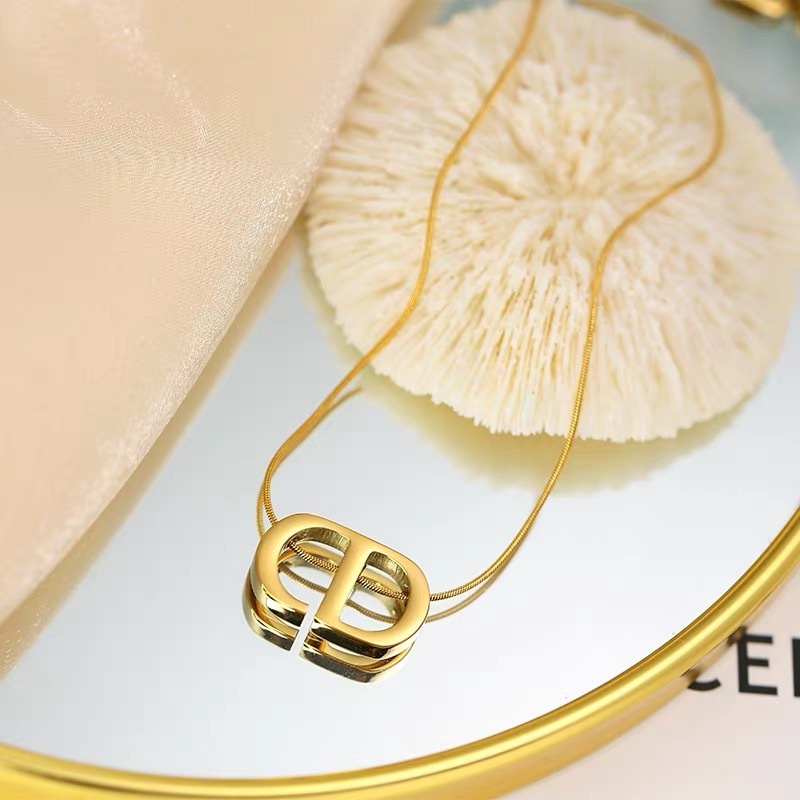 สร้อยคอสเตนเลส ไทเทเนียม ทอง 18K จี้ตัวอักษร CD หรูหรา เข้ากับทุกการแต่งกาย สไตล์ฝรั่งเศส สําหรับผู้