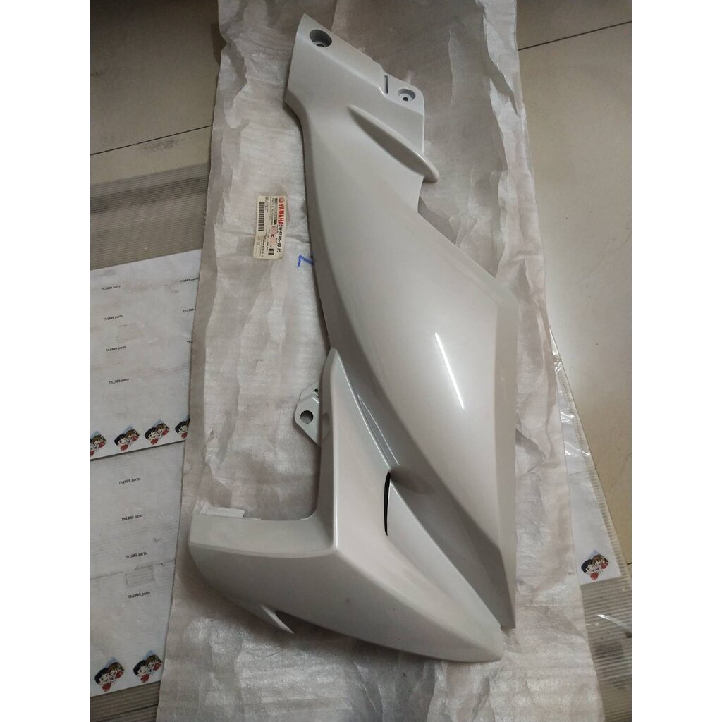 คอนโซลข้างซ้ายสีขาว สำหรับรุ่น X-1 อะไหล่แท้ YAMAHA 5YW-F8385-00-P5