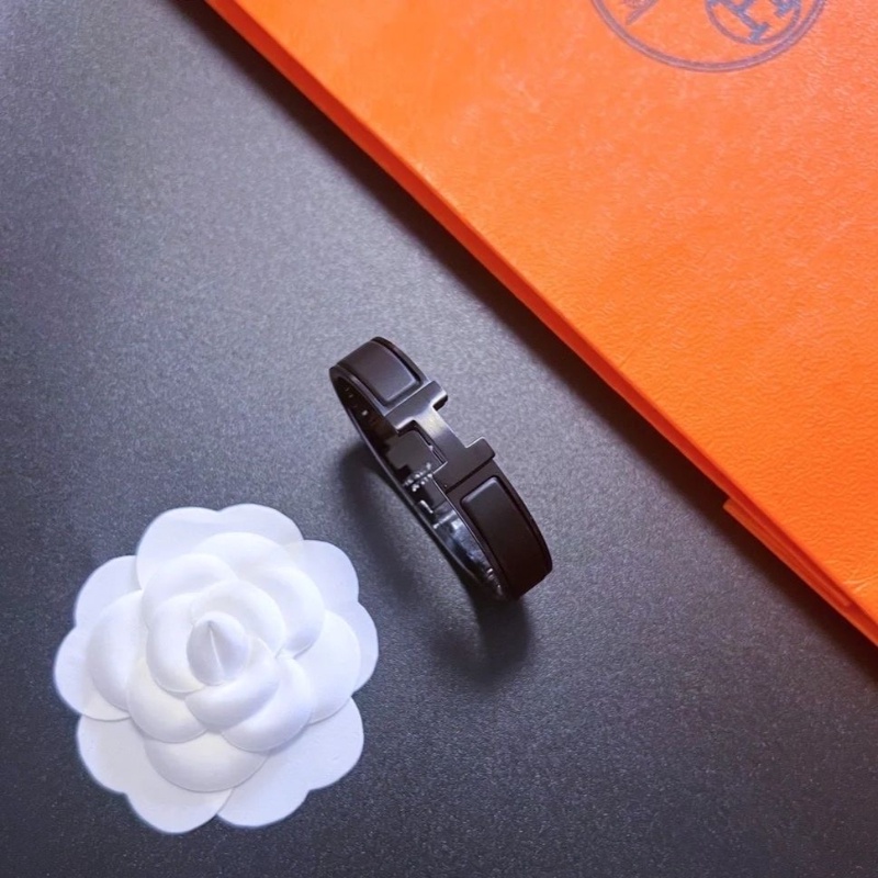 High-End ประณีตอารมณ์ H ตัวอักษรสร้อยข้อมือเหล็กไทเทเนียมสีดํา All-Match High-End สร้อยข้อมือสแตนเลส ราคา ถูกที่สุด ดีลบีเคเค แกลเลอรีภาพที่ 4
