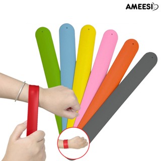 Ameesi 2 ชิ้น เด็ก ตบ กําไล สีพื้น ยืดหยุ่น หมุนเอง สายรัดข้อมือ สร้างสรรค์ คลายเครียด นุ่ม เด็กชาย เด็กหญิง ตบวงกลม ซิลิโคน สายรัดข้อมือ ของเล่นเด็ก ของขวัญ