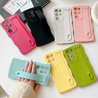 เคสโทรศัพท์มือถือ ซิลิโคน พร้อมสายคล้องข้อมือ สําหรับ Samsung Galaxy S23 Plus Ultra S22 S21