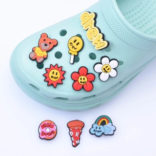 จี้รูปหมีน่ารัก Jibbitz Charm Rainbow Jibitz Crocs Pin Justin Bieber อุปกรณ์เสริม สําหรับตกแต่งรองเท้าผู้หญิง