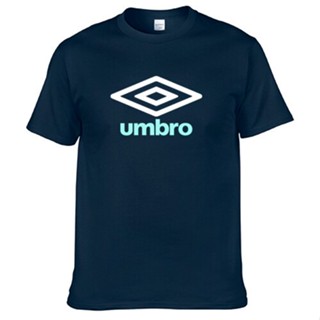 UMBRO เสื้อยืดแขนสั้น ผ้าฝ้ายแท้ พิมพ์ลายโมโนแกรม สีดํา แฟชั่นสําหรับผู้ชาย