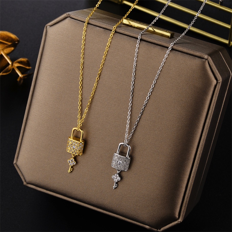 Ht สร้อยคอโซ่ เหล็กไทเทเนียม จี้กุญแจ ประดับเพชร สไตล์เกาหลี ยอดนิยม เครื่องประดับแฟชั่น