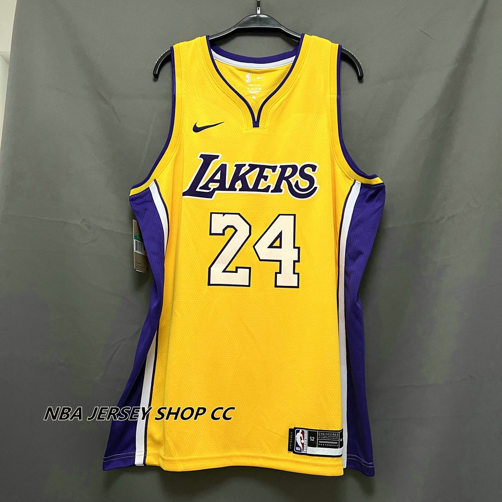 【คุณภาพสูง】ใหม่ ของแท้ NBA Los Angeles Lakers สําหรับผู้ชาย #24 เสื้อกีฬาแขนสั้น คอวี สีเหลือง