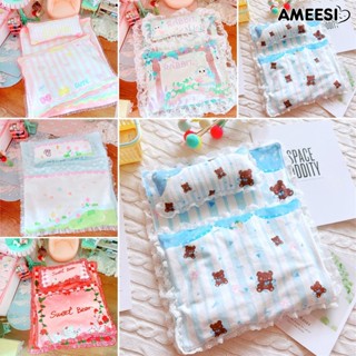 Ameesi ชุดเครื่องนอน หมอนผ้าห่ม พิมพ์ลายการ์ตูน สามชิ้น 20 ซม. สําหรับตุ๊กตาไอดอล 1 ชุด