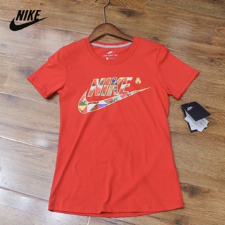 Nike ของแท้ 100% เสื้อยืดคอกลม แขนสั้น ผ้าฝ้ายถัก พิมพ์ลายโลโก้แอปสแตรกท์ แฟชั่น สําหรับผู้หญิง BV5986