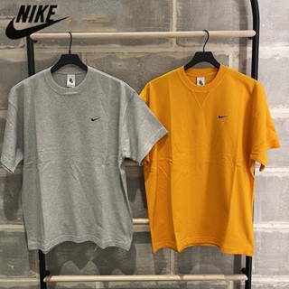 Nike เสื้อยืดแขนสั้น พิมพ์ลายโลโก้ ทรงหลวม ระบายอากาศ สําหรับผู้ชาย DC9987 ของแท้ 100%