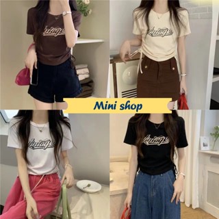 Mini shop🌸พร้อมส่ง🌸 (52169) เสื้อไหมพรม แขนสั้นคอกลม ลายตัวอักษร ดีเทลรูดข้างสองข้าง  -C