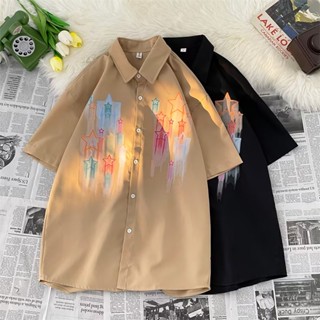 เสื้อเชิ้ตแขนสั้นลําลอง พิมพ์ลายดาว ทรงหลวม สวมใส่สบาย แฟชั่นฤดูร้อน สไตล์ญี่ปุ่น และเกาหลีใต้ สําหรับผู้ชาย