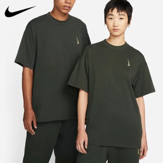 【พร้อมส่ง】 Nike x Billie Eilish แท้ 100% เสื้อคอกลม แขนสั้น ระบายอากาศ ทรงหลวม ลายโลโก้แนวตั้ง สําหรับผู้ชาย และผู้หญิง DQ7756-355