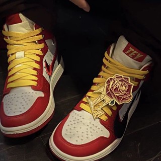 ใหม่ Air aj1 รองเท้าผ้าใบบาสเก็ตบอล ข้อสูง ลายดอกกุหลาบ สีแดง สีดํา สีขาว เข้ากับทุกการแต่งกาย สําหรับผู้ชาย ผู้หญิง