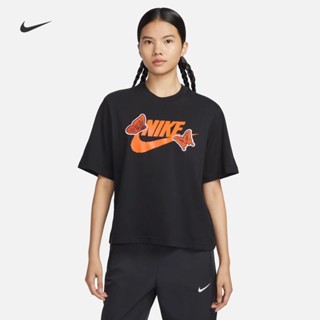 【พร้อมส่ง】เสื้อยืดคอกลม แขนสั้น ผ้าฝ้าย 100% พิมพ์ลาย NIKE ทรงหลวม สําหรับผู้หญิง FD2526-010-100