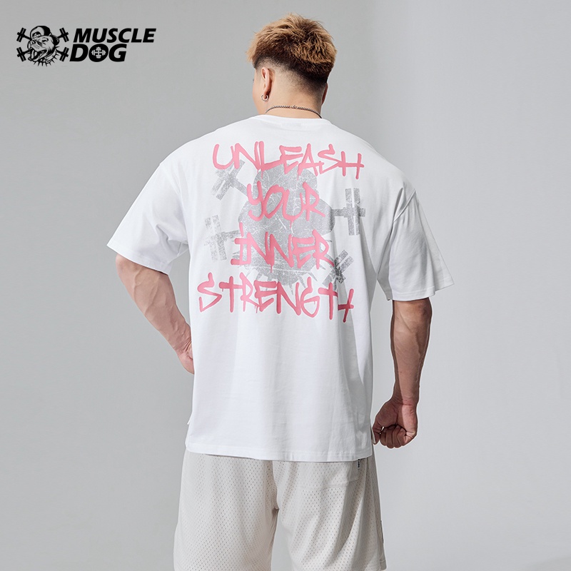 พร้อมส่ง เสื้อยืดแขนสั้นลําลอง ผ้าฝ้ายแท้ พิมพ์ลายตัวอักษรอเมริกัน ทรงหลวม เข้ากับทุกการแต่งกาย สไตล์สตรีท แฟชั่นฤดูร้อน สําหรับผู้ชาย 0828