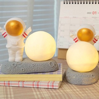 MR.ILLUMINATION Spaceman Moon Night Light ตกแต่งน่ารัก Warm โคมไฟข้างเตียงสำหรับห้องนอน