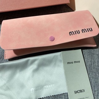 Miumiu ใหม่ ชุดกล่องแว่นกันแดด สีชมพู ไม่รวมกระจก (กล่อง+เก็จ+กระเป๋ากันฝุ่น+ผ้าทําความสะอาด) 2023