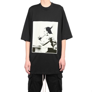 R RICK OWENS เสื้อยืดลําลอง ผ้าฝ้าย แขนสั้น ทรงหลวม พิมพ์ลาย Dark Portrait สีดํา เข้ากับทุกชุด