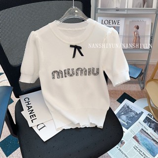 Miumiu เสื้อท็อปแขนสั้น ผ้าวูลถัก ประดับโบว์ สีขาว สีชมพู