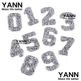 Yann1 แผ่นแพทช์คริสตัล พลอยเทียม รูปตัวอักษร ตัวเลข 0-9 ขนาด 2.3 นิ้ว สีเงิน สําหรับเย็บติดเสื้อผ้า DIY 20 ชิ้น