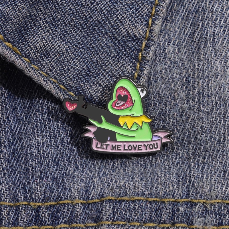 เครื่องประดับ เข็มกลัดโลหะ รูปกบ Sesame Street Muppet Kermit the Frog Shiny Love Sniper Pin สําหรับตกแต่งกระเป๋าเป้สะพายหลัง